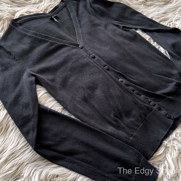 H&M Divided | V-Neck Button Up Cardigan Sweater - Picture 2 of 7